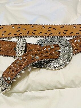 Ariat Women’s Rhinestone Filigree Tooled Leather Belt (Style A10006957)